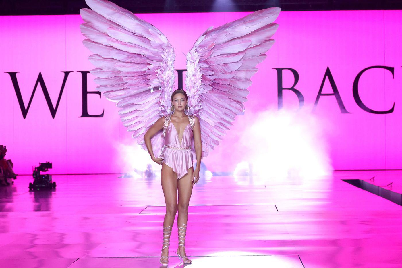 <b>Victoria’s Secret Fashion Show 2025 </b>Tras seis años de ausencia, Victoria’s Secret regresó con un desfile renovado. Esta vez, la pasarela mostró más diversidad con modelos de diferentes tallas, edades y etnias, usando lencería más cómoda y moderna. Hubo un fuerte enfoque en el empoderamiento femenino, con un espectáculo musical 100% femenino y el regreso de las famosas alas de ángel.