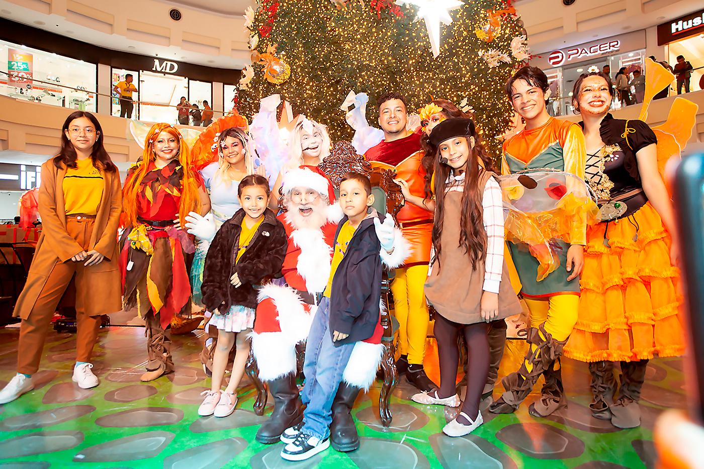 Multiplaza y Bac celebran por el encendido del Árbol Navideño