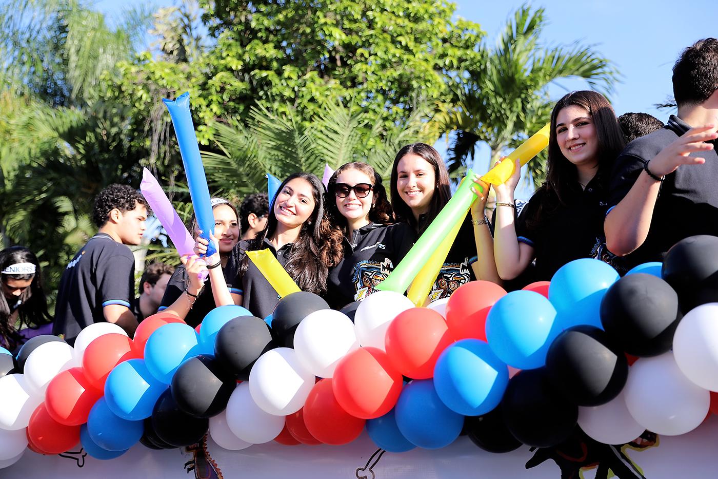 Los seniors se dirigieron hacía la escuela en camiones decorados con globos de colores.