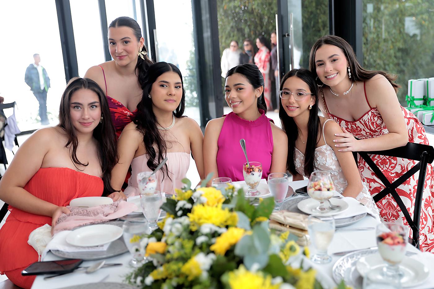 Arianna Sorto, Isabella Lardizábal, Geshi Handal, Ana Hernández, Indhira Martel y Valeria García.