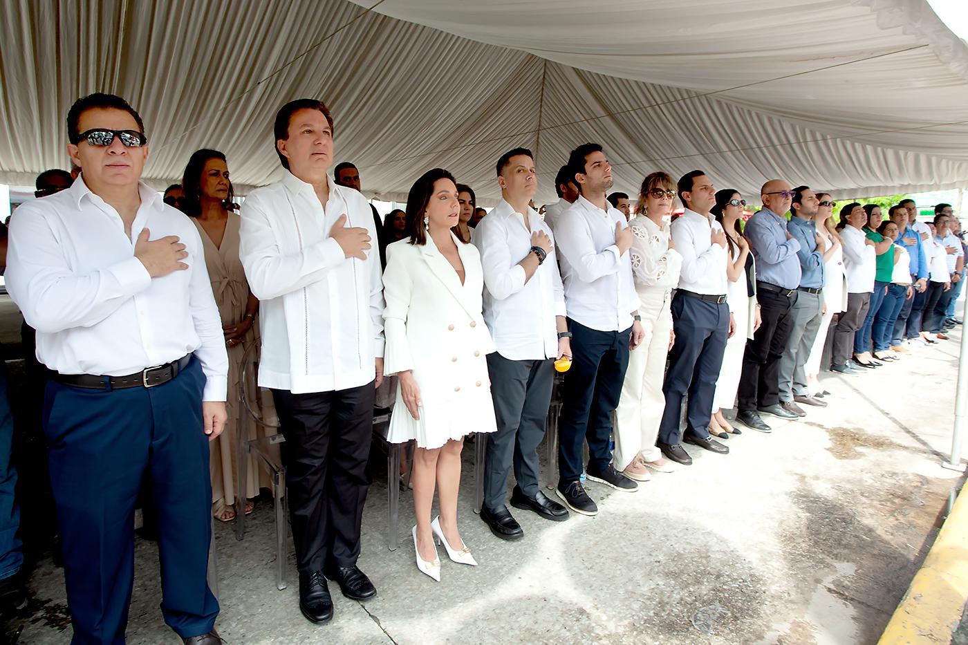 La concurrencia durante la entonación del Himno Nacional.