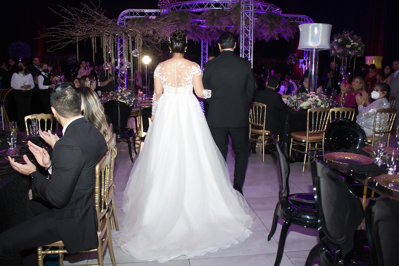 Los enamorados al ingresar al salón donde son recibidos con aplausos y ovaciones por los invitados.