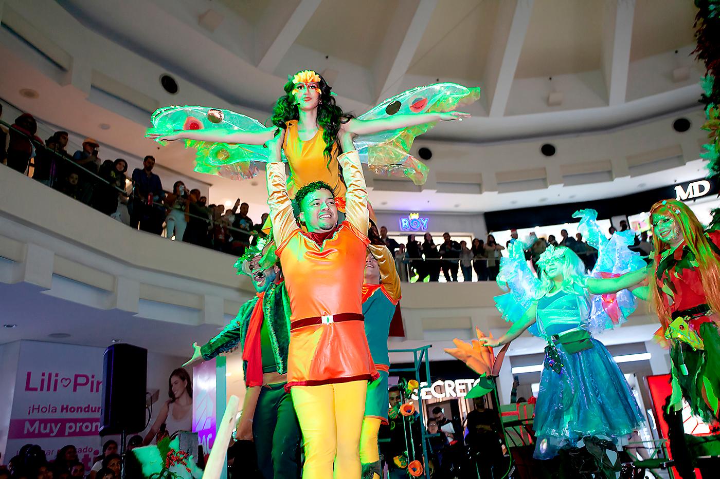 El espectáculo de las Hadas fue cautivante para todos los que estuvieron esa tarde en Mall Multiplaza.