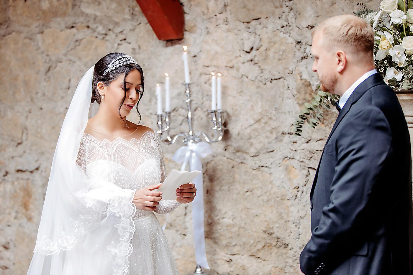 Feliz y radiante la novia dió lectura a sus votos matrimoniales