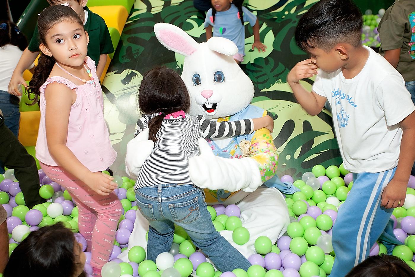Los niños se divierten con Easter Bunny