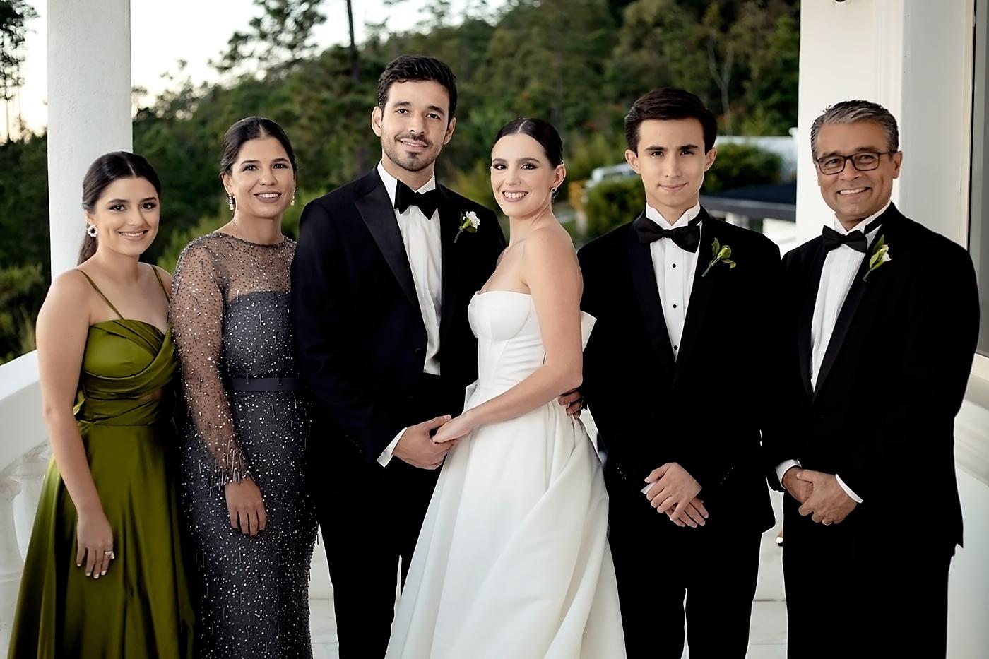 Los novios con Sofia, Julissa, Rafael y Juan Carlos Pineda 