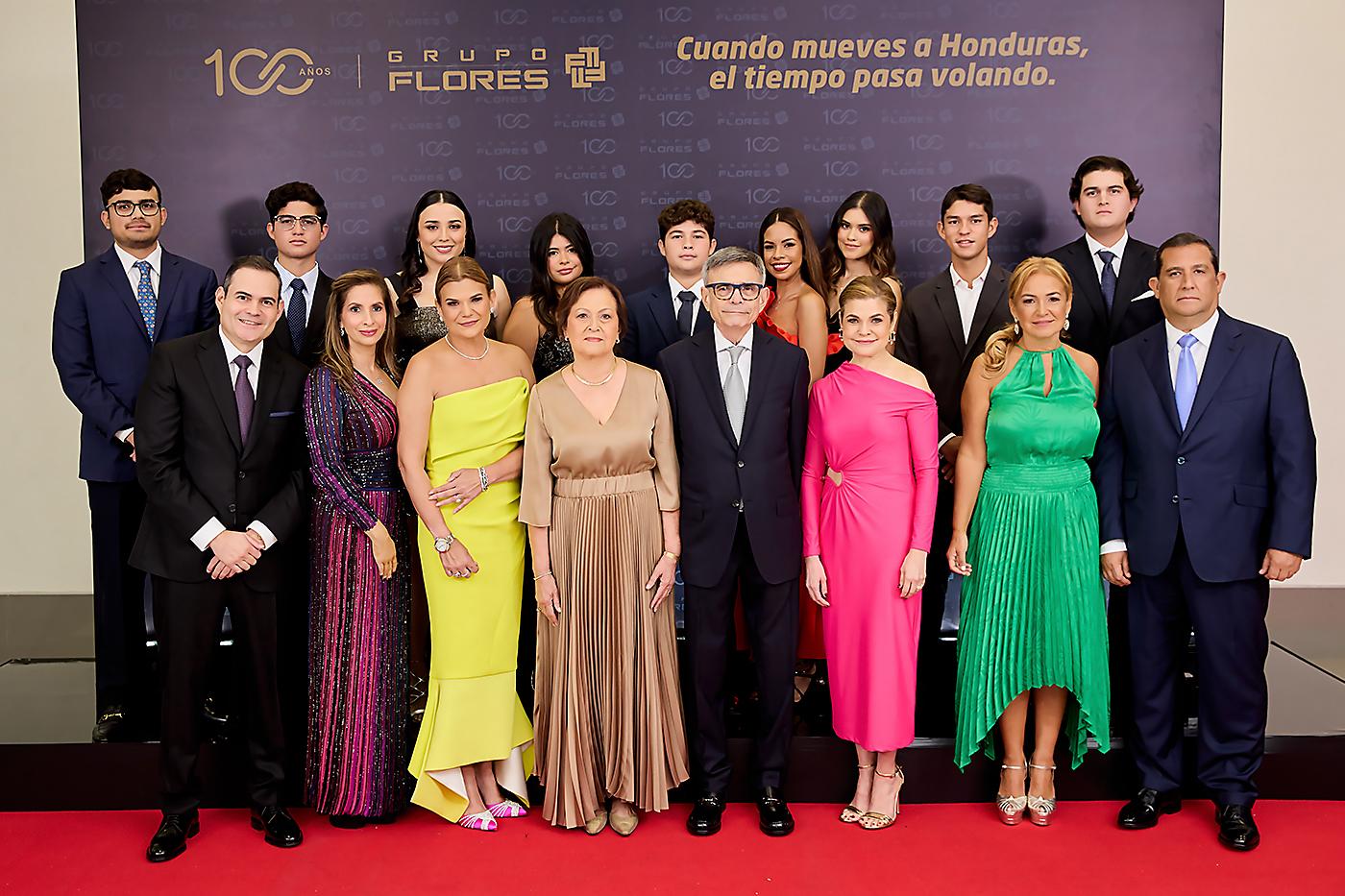 Alan y Rosita Flores con sus hijos y nietos