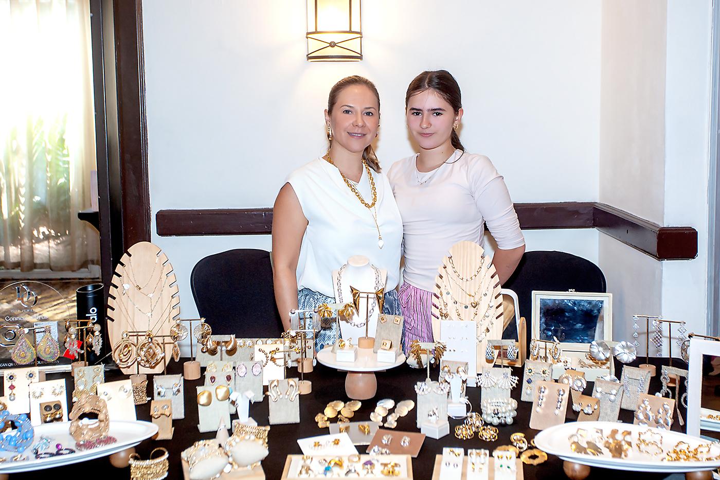 Emprendedores de San Pedro Sula se dieron cita en el Hotel Real InterContinental para presentar una atractiva variedad de productos durante el evento organizado por Revista Estilo y Davivienda, con motivo de la celebración del Día de la Madre en Honduras. La actividad llevó por nombre Mother’s Day Sip &amp; Shop: Bonds &amp; Blessings. El entusiasmo de los emprendedores locales se hizo evidente a lo largo de las ocho horas que duró el evento, tiempo en el cual los asistentes disfrutaron de diversas actividades como cóctel de bienvenida, ruleta de premios por compras, coffee break y música en vivo a cargo del Dúo Oviedo.