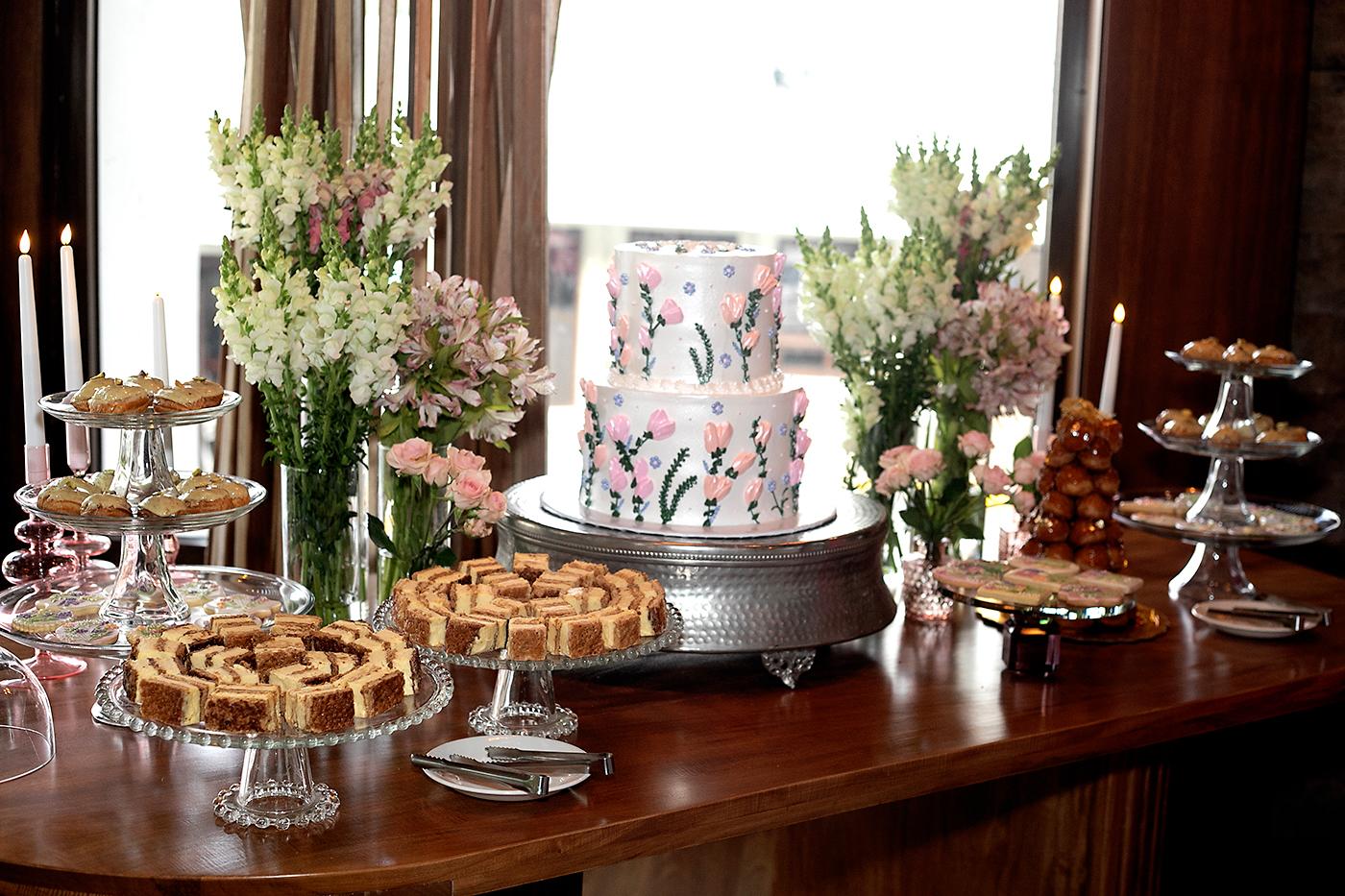 En la estación de postres destacó el hermoso pastel decorado con flores el cual fue elaborado por los expertos de Angel’s Kitchen.