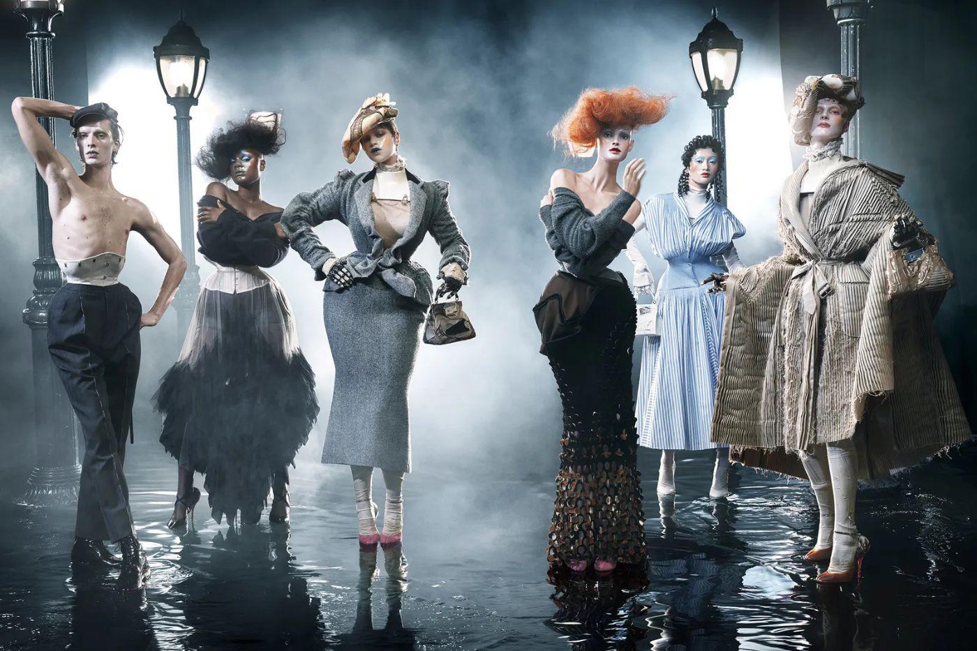 <b>Colección Primavera-Verano 2024 de Maison Margiela Artisanal</b>El desfile de Maison Margiela Artisanal en París fue una obra de arte. John Galliano presentó una colección que mezclaba fantasía, surrealismo y alta costura. El maquillaje, creado por Pat McGrath, transformó a las modelos en figuras etéreas, mientras las prendas hablaban de un universo único y teatral que solo Galliano sabe crear.