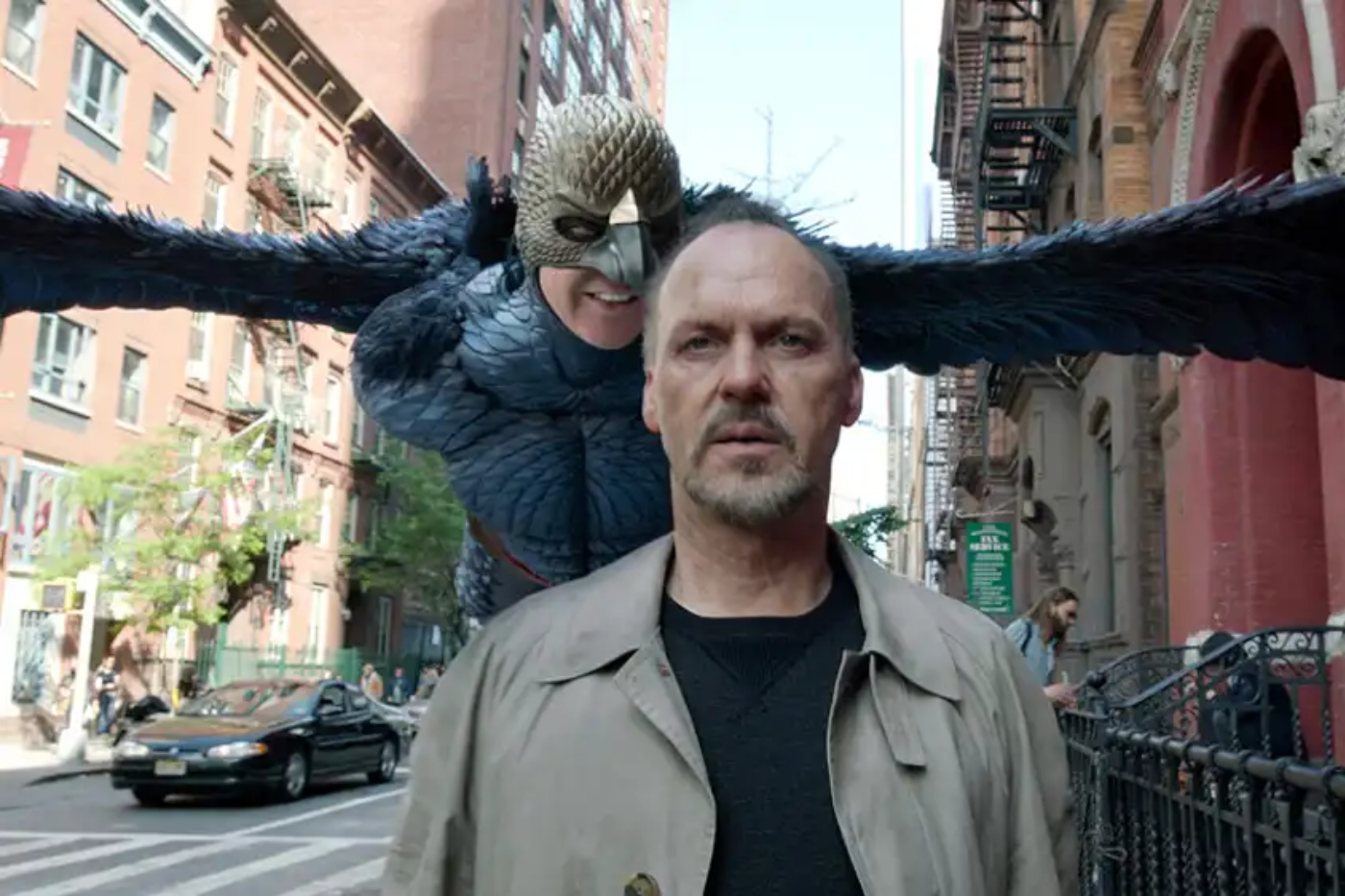 <b>Birdman (2015)</b>Es una película que sigue la vida de un actor, interpretado por Michael Keaton, quien alguna vez fue famoso por su papel como un superhéroe llamado Birdman. Ahora, lucha por mantener su cordura mientras intenta revivir su carrera actuando en una obra de teatro en Broadway. La película explora temas como la fama, la identidad, la creatividad y la búsqueda de significado en la vida. 