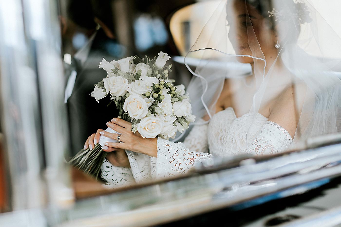 La novia llevó un hermoso bouquet de rosas y peonias Ivory en su ramo nupcial