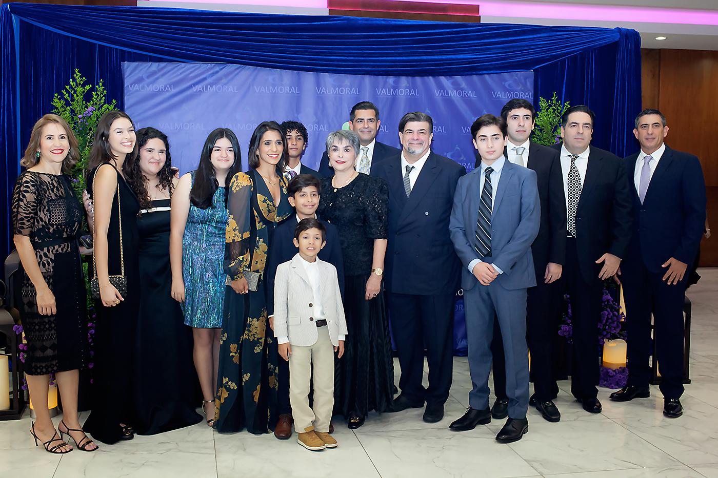 La homenajeada Linda Coello junto a su familia