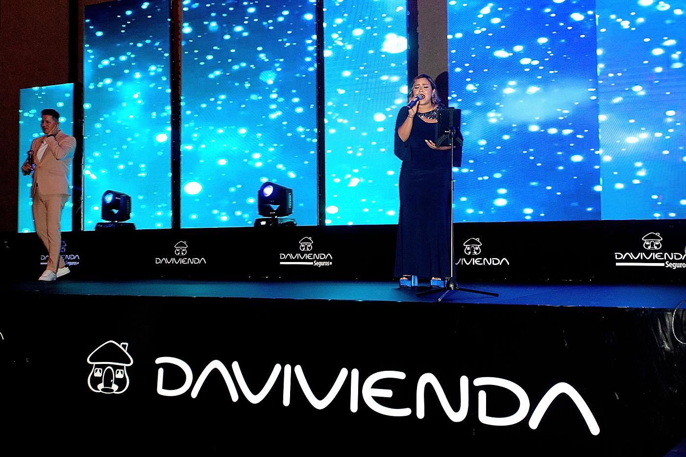 “Serenata para Mamá” por Davivienda
