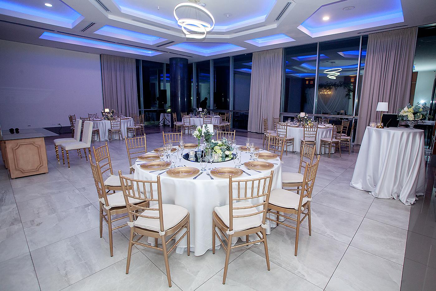 El salón tenía una decoración sobria con mesas circulares vestidas con fina mantelería y adornadas con centros de mesa, que hicieron juego con las sillas Tiffany.