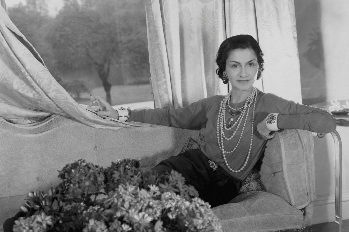 Coco Chanel fue una de las mujeres más importantes del siglo XX y dejó un legado en la historia de la moda. Fundó una de las firmas más reconocidas del mundo y transformó la moda con diseños llenos de alta costura, perfumes, bolsos, accesorio.