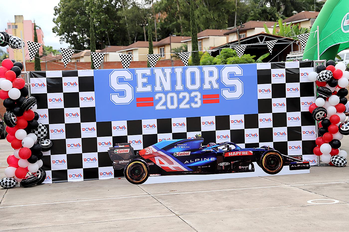 “Formula Uno” fue el tema de los seniors de la Dowal School