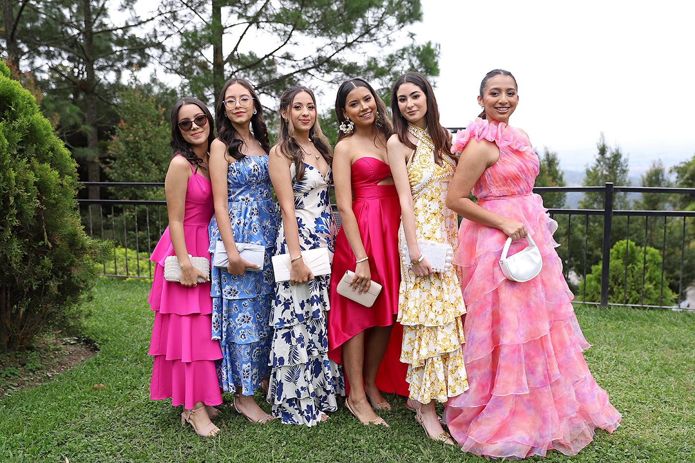 La generación 2025 de la International School of Tegucigalpa celebró su senior brunch en el escenario de La Cumbre. Vestidos con trajes impecables y un estilo que reflejaba la emoción del momento, los estudiantes disfrutaron de una de sus últimas actividades juntos como generación. Entre risas, recuerdos y planes para el futuro, esta ocasión marcó el inicio de la recta final hacia su graduación, antes de emprender nuevos caminos y perseguir sus sueños en junio del próximo año.