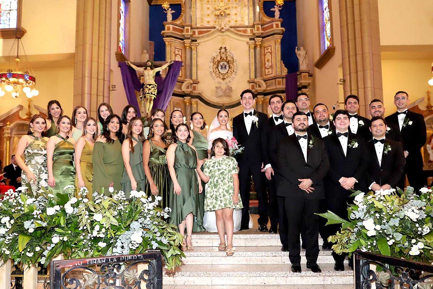 Los novios acompañados del cortejo 