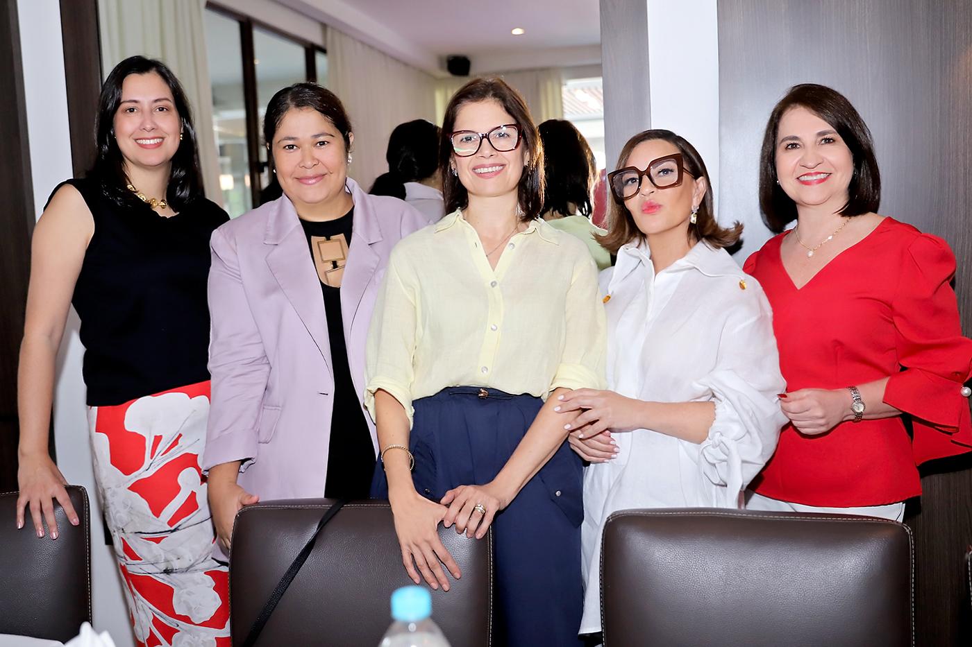 Eva Caballero, Brenda Ortez, Gracia Barahona, Blanca Bendeck y Rosana Nufio.