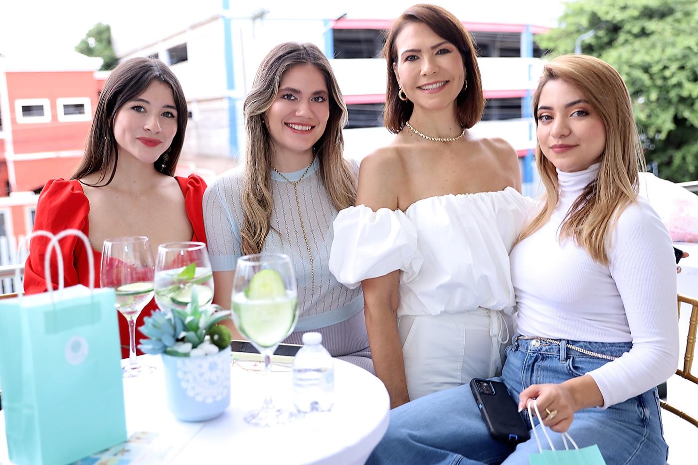 Brenda Arguedas, Marisa Chávez, Cecilia Bertrand y Katie Zarella.