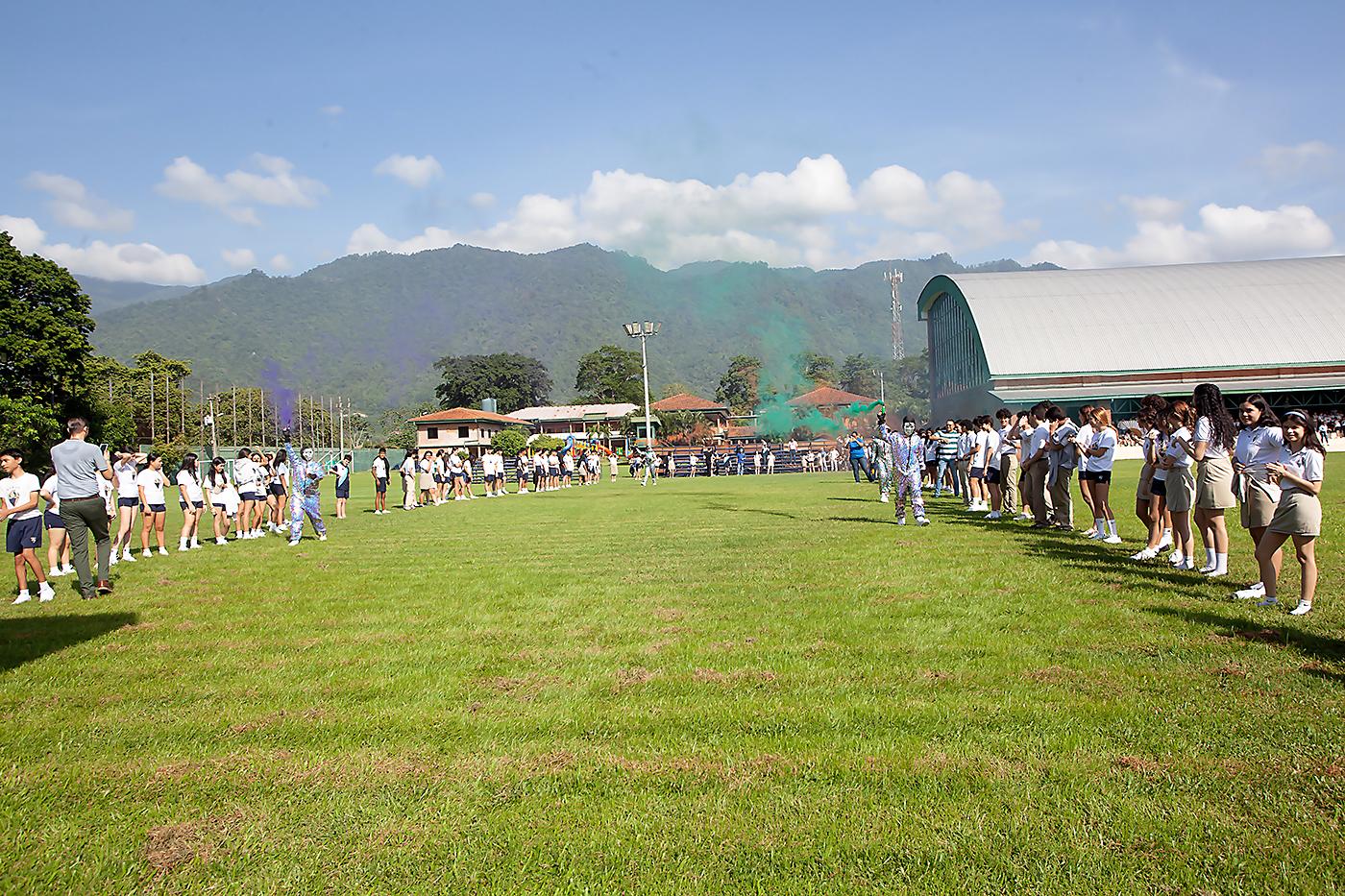 Los junior recibieron a los senior en el primer día de clases.