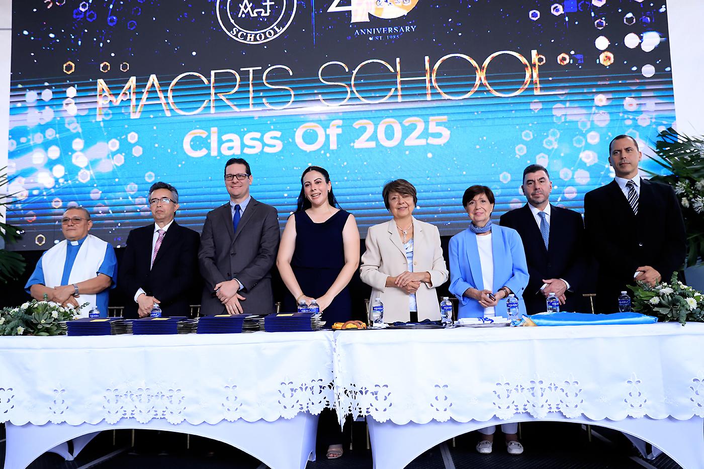 Esa mañana de emociones, discursos, diplomas y medallas, el padre Rigoberto Velásquez; Héctor Salazar, Michael Peabody, Lucía Rodezno, Ana Merriam, Mónica Weddle, Alex Weddle y Ruy Merriam, presidieron los actos de graduación de la promoción José Francisco Morazán Quesada de Macris School.