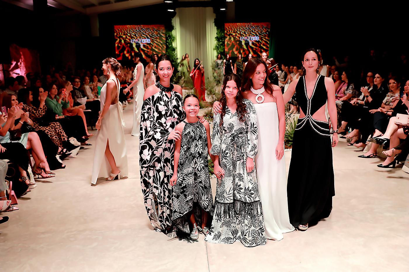 Sofisticado y elegante, así es el verano 2024 de Enrollarte, la firma hondureña que eleva el estilo tropical al más alto nivel. Adriana Callejas y sus hermanas Nan y Pamie Marinakys abrieron la VIII edición de BAC Estilo Moda con una apuesta femenina, cargada de prendas fluidas y confortables inspiradas en Dubai.