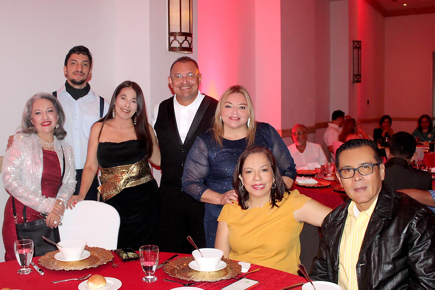 Susana y Rubén valladares, Ana Luisa López, Héctor Zepeda, Marjorie López, Claudia Fonseca y Mario Herrera