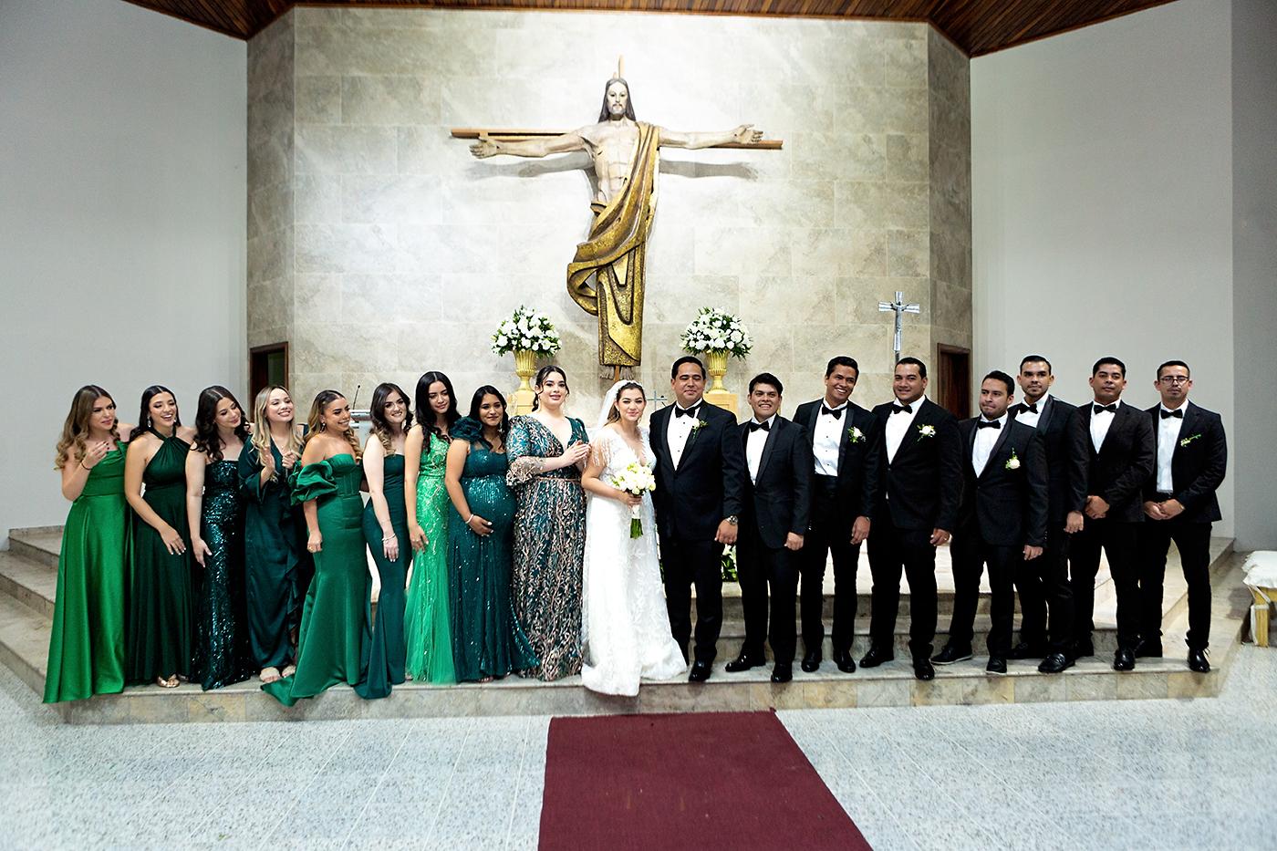 Cindy y Miguel con el cortejo de damas y caballeros que conformaron Adriana Chinchilla, Carola Castillo, Claudia Dubón, Nazareth Borjas, Alejandra Alvarado, Janine Ferrari, Carol Zelaya, Paola Neal, Graciela Ramos, Roberto Osorto, Jorge Lanza, Isidro Ramos, Jonathan Zelaya, Carlos Osorto, Jorge Padilla y Leizer Ventura