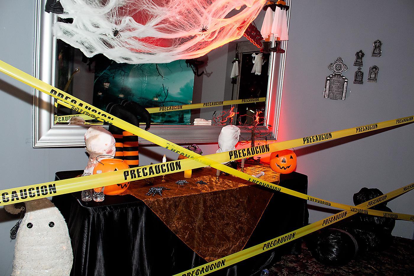 Calabazas, advertencias, velas y figuras de fantasmas sirvieron como detalles decorativos en la costume party.