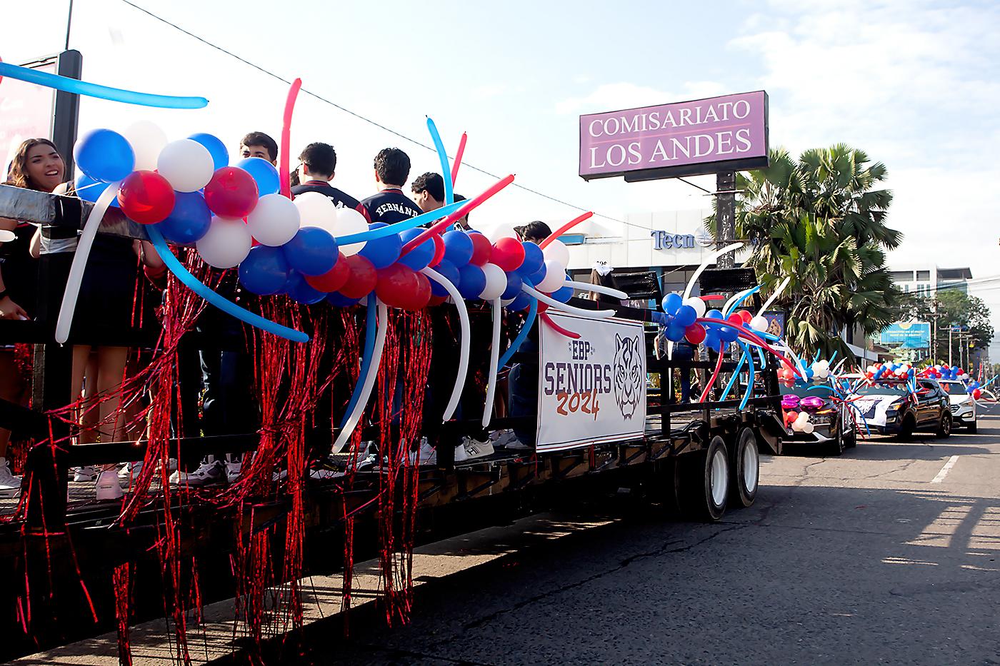 Un camión decorado con globos y animación de dj fue parte de la caravana.