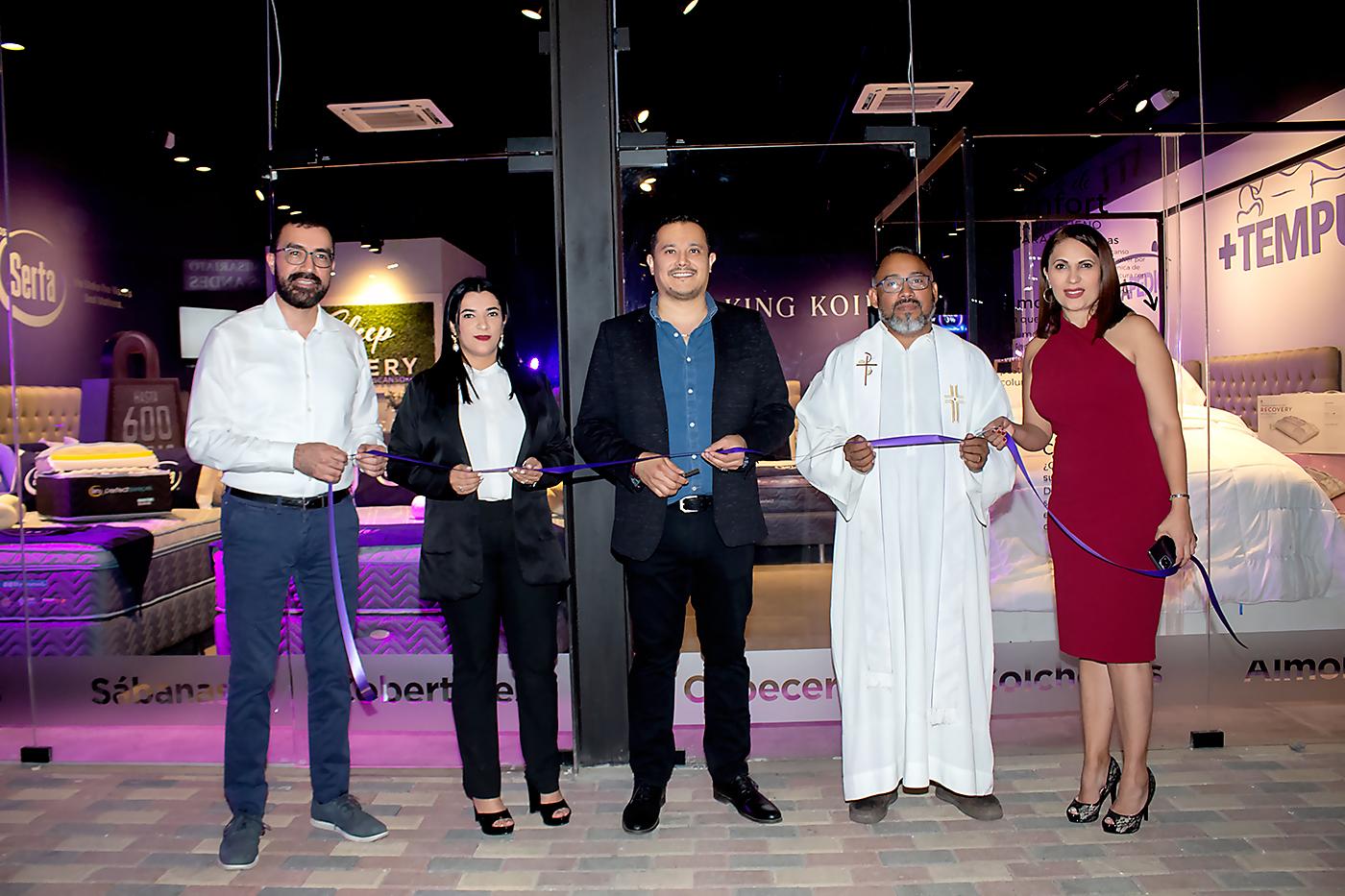 Gabriel Franco, Karina Laínez, Rodrigo Mellado, el sacerdote Carlos Mejía y Fanny Sandoval.