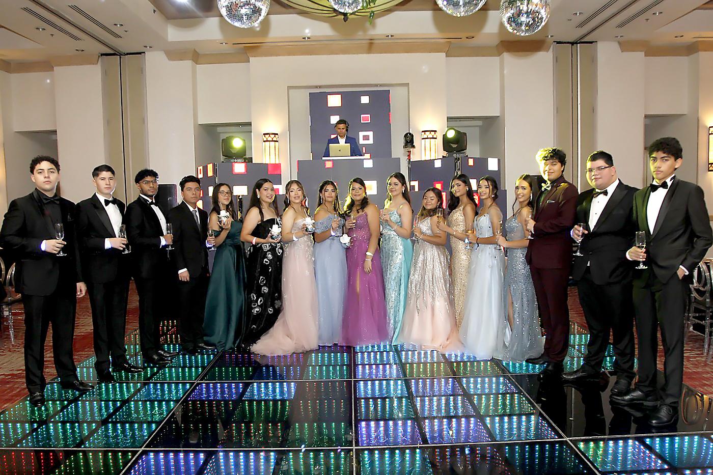 Los seniors 2024 de Summer Hill School celebraron su prom night en una velada llena de magia, risas y recuerdos inolvidables. La noche fue testigo de elegantes trajes, emocionantes bailes y momentos que quedarán grabados para siempre en sus corazones, marcando el final de una etapa y el comienzo de un nuevo capítulo lleno de promesas.