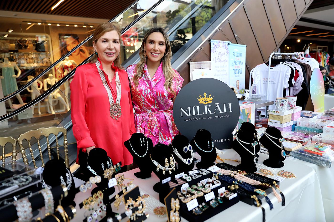Sonia Morales con su hija Sonia Paz en el stand de Milkah