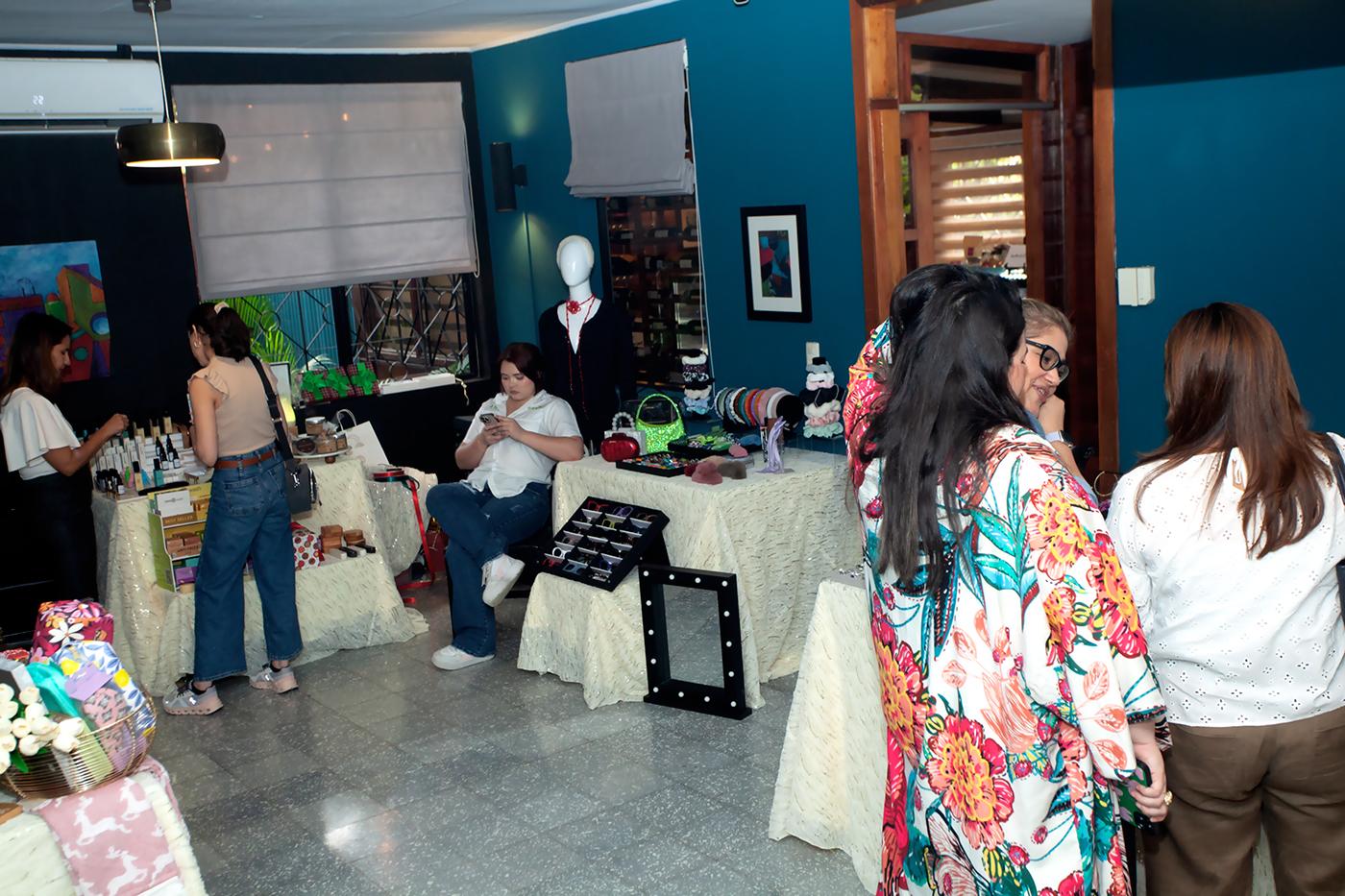 Las clientas visitaron los stand de su preferencia.