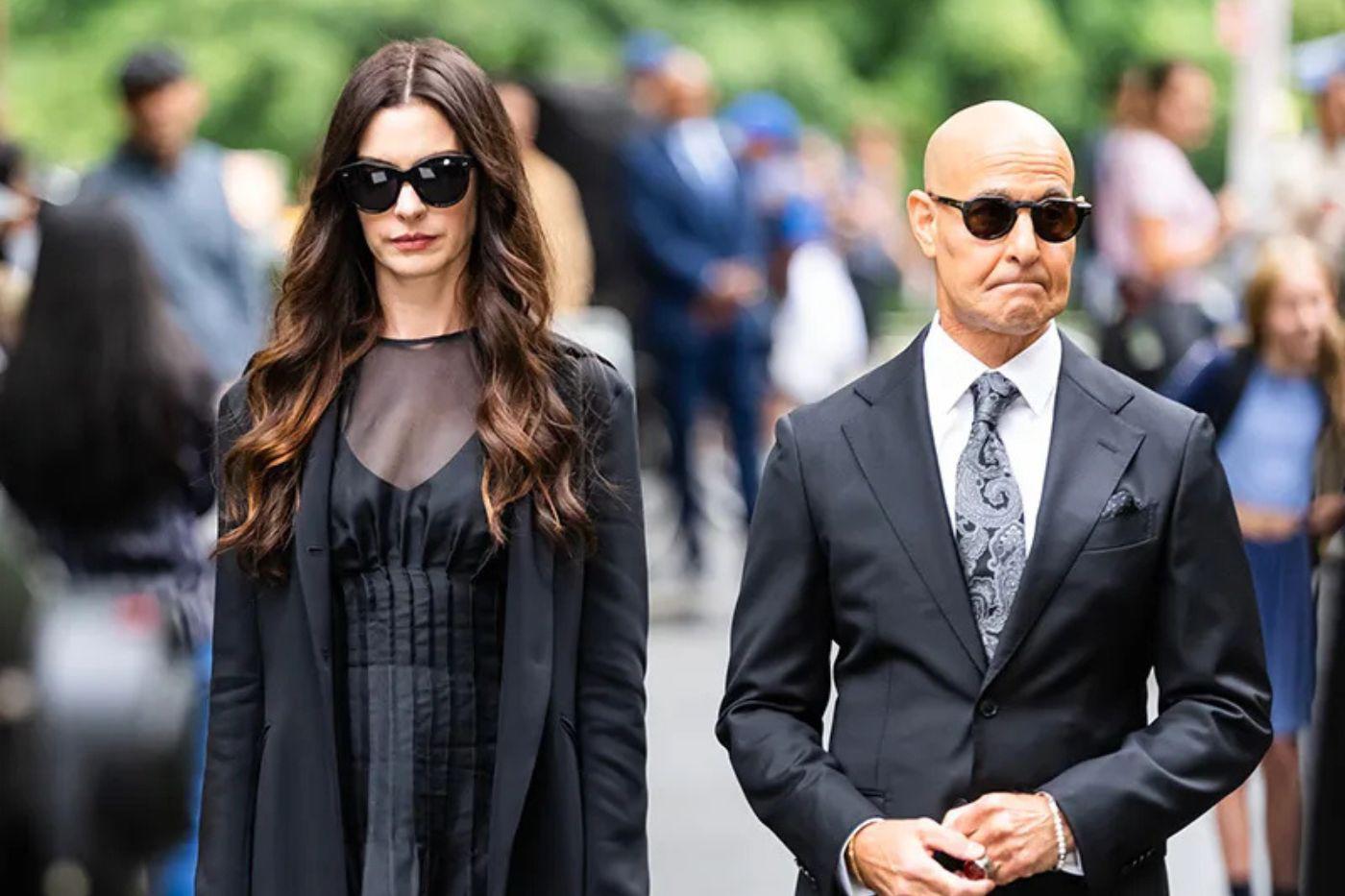 La secuela no adapta el libro Revenge Wears Prada; crea una historia completamente nueva con un enfoque en la evolución de los personajes. Durante años, una secuela de The Devil Wears Prada estuvo fuera de la mesa: el equipo creativo sentía que la historia ya estaba cerrada y que solo tendría sentido volver si el reencuentro de los personajes resultaba completamente creíble. Sin embargo, el paso del tiempo y los cambios en el mundo editorial y cultural reabrieron la conversación, esta vez desde un lugar más creativo que comercial. Para la guionista Aline Brosh McKenna, la idea surgió simplemente del deseo de regresar a estos personajes y replantearlos en un nuevo contexto, con una mirada distinta que permitiera imaginar cómo habrían evolucionado en un mundo completamente transformado.