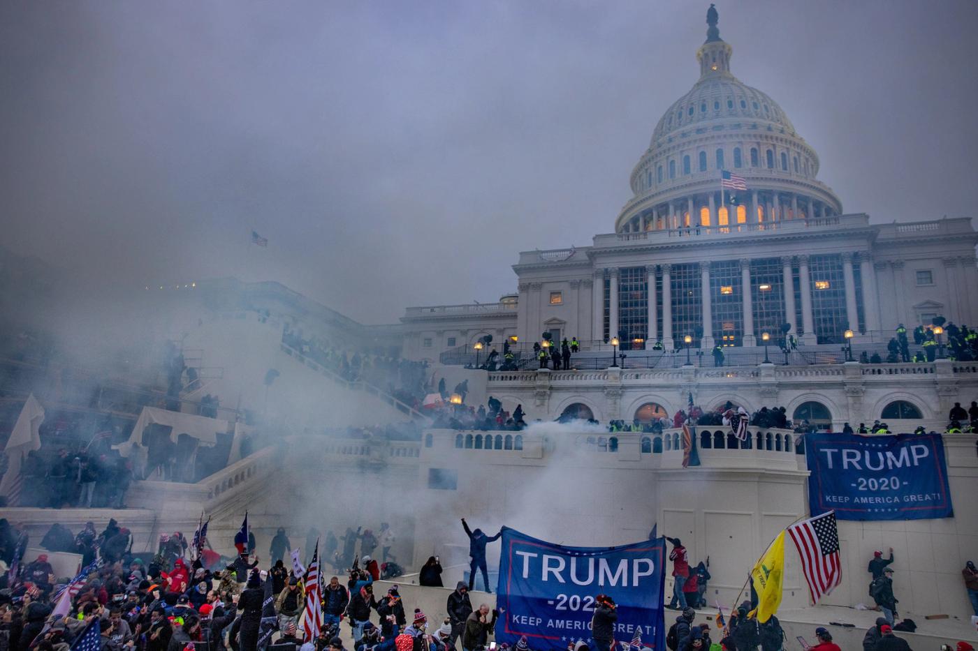 <b>Asalto al Capitolio</b>El 6 de enero de 2021, una multitud de seguidores de Trump irrumpió en el Capitolio en un intento de impedir la certificación de la victoria de Joe Biden en las elecciones. Trump fue acusado de incitar a sus seguidores con un discurso que cuestionaba los resultados electorales y los motivaba a “luchar como nunca”. La violencia resultó en muertes y numerosos arrestos, y se convirtió en uno de los momentos más oscuros de su presidencia. Este evento fue uno de los factores que llevó a su segundo juicio político.