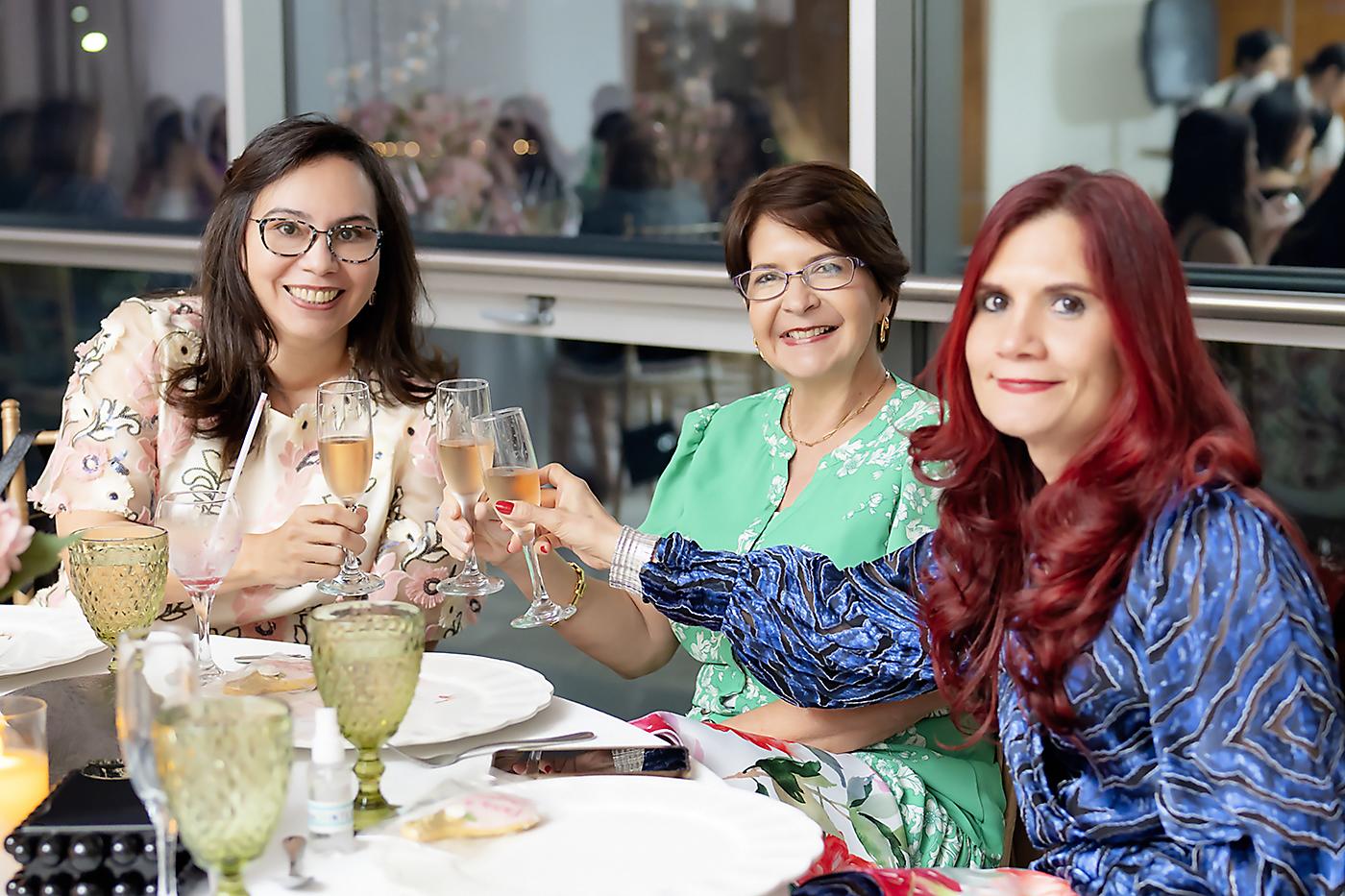 Cristina Bustamante, Carolina Sabillon de Voto y Julia Alfaro de Vindel.