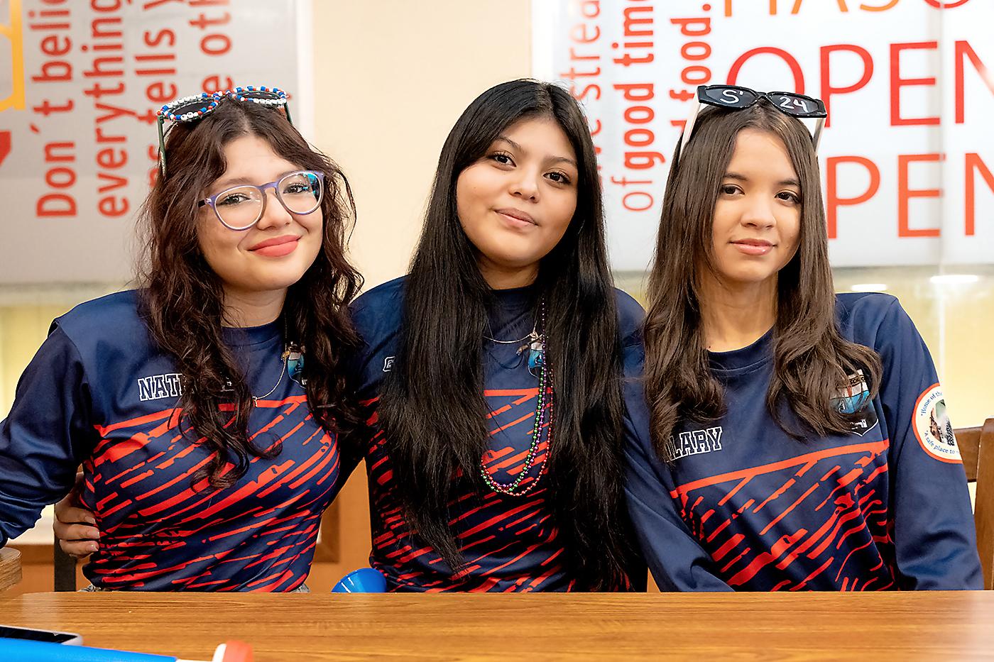 Nathalie Orellana, Génesis Rodríguez y Hillary Zavala