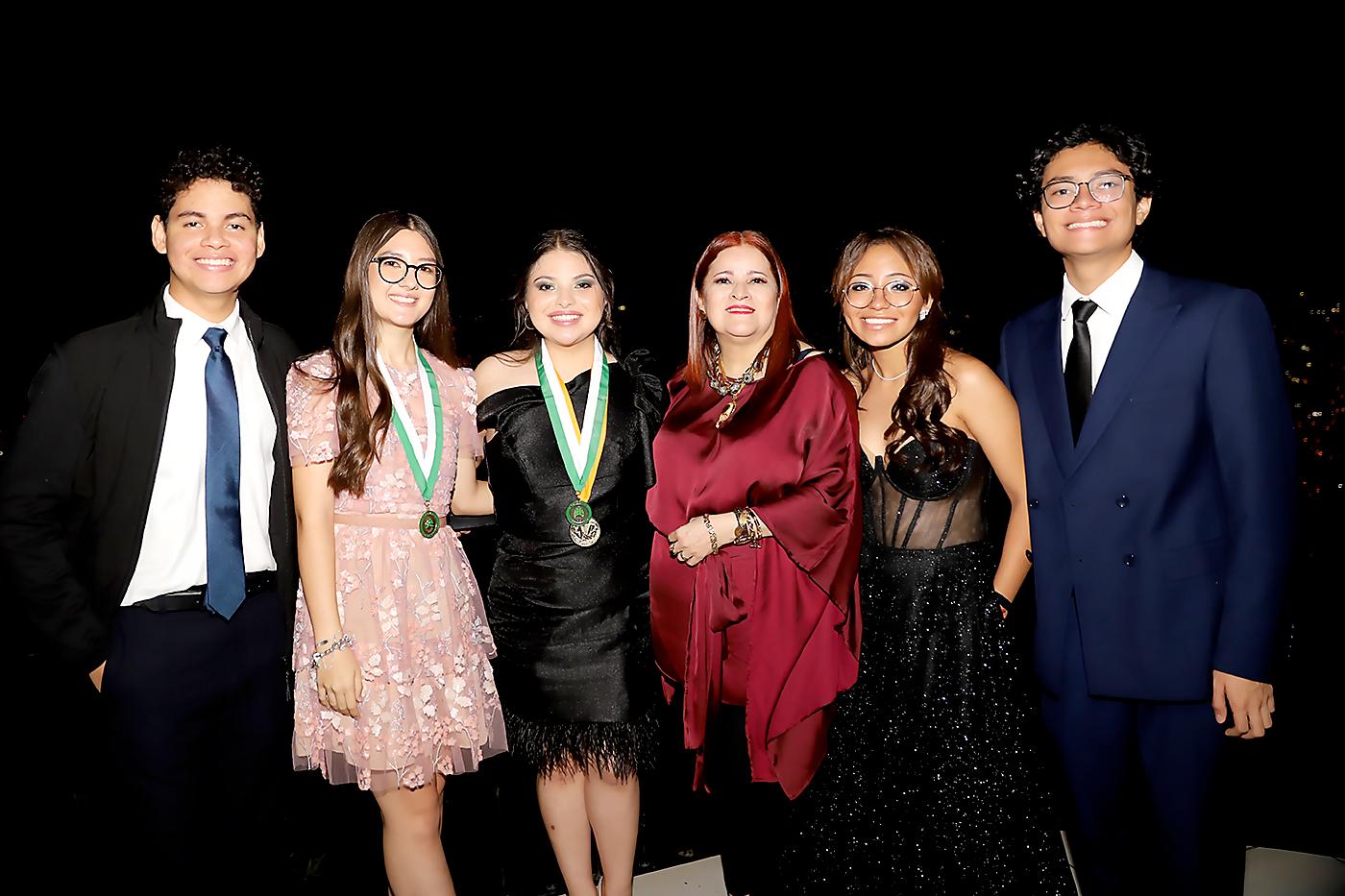 Elias López, Lucía Cwu, Gloria Montes, Carolina Carías, Raquel García y César Santos