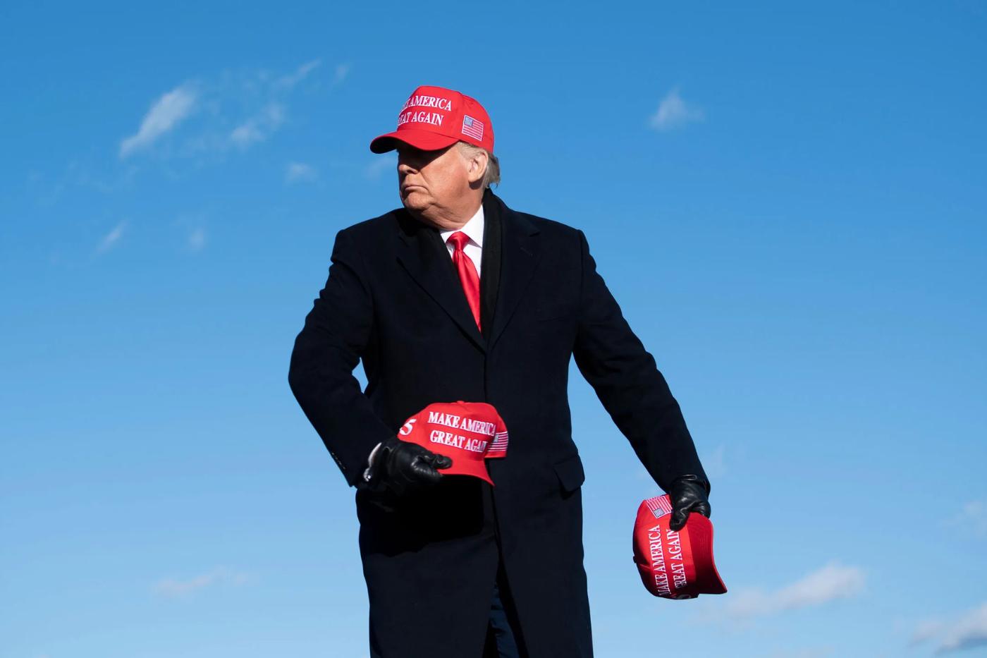 <b>Su lema “Make America Great Again”</b>Desde que Trump lanzó su eslogan “Make America Great Again” en 2016, el lema se convirtió en un símbolo de su movimiento político. Aunque movilizó a millones de seguidores, también fue visto como un emblema de división, con críticos señalando que promovía un ideal nacionalista y excluyente que polarizó aún más a la sociedad estadounidense.