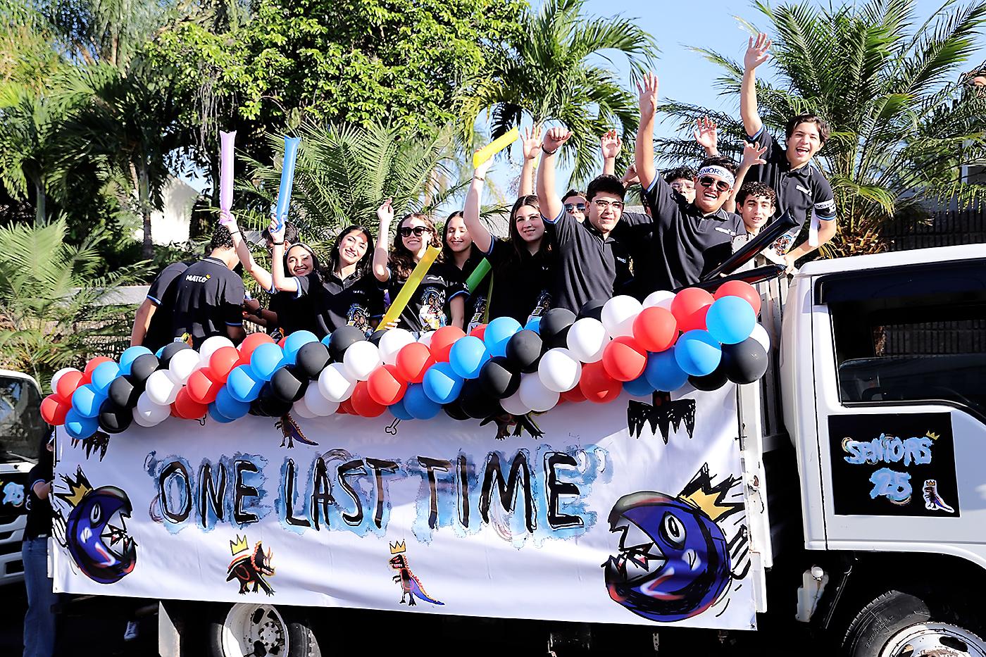 Llenos de alegría y emoción, los seniors 2025 de la Escuela Americana de Tegucigalpa dieron inicio a su último primer día de clases. Bajo el lema “One Last Time”, los jóvenes hicieron un recorrido memorable entre risas y gritos, que culminó en la escuela.