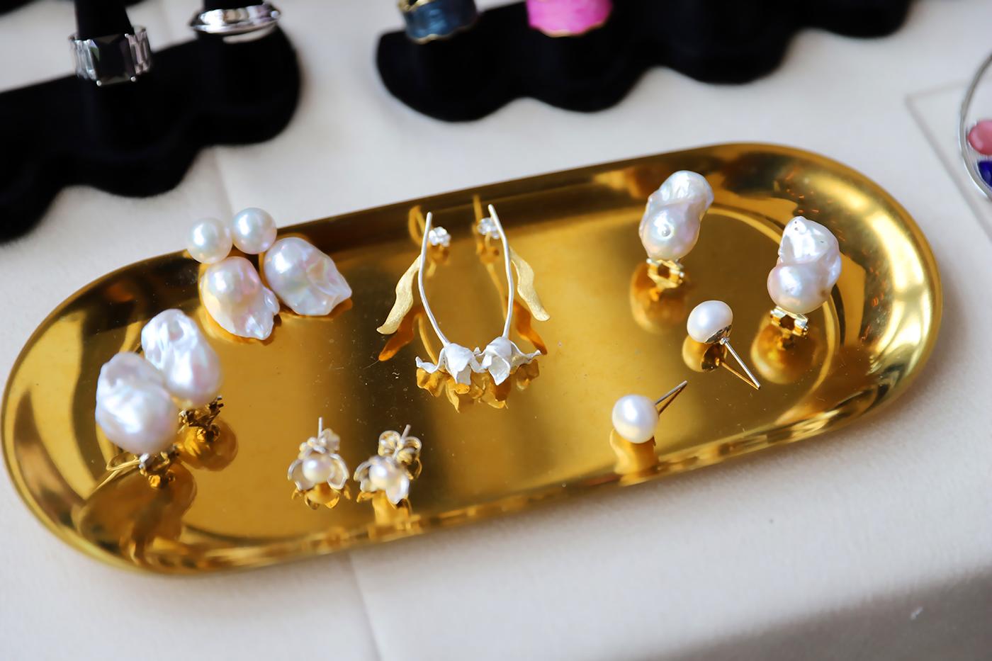 Pendientes de madre perla y diseños florales para las madres atemporales