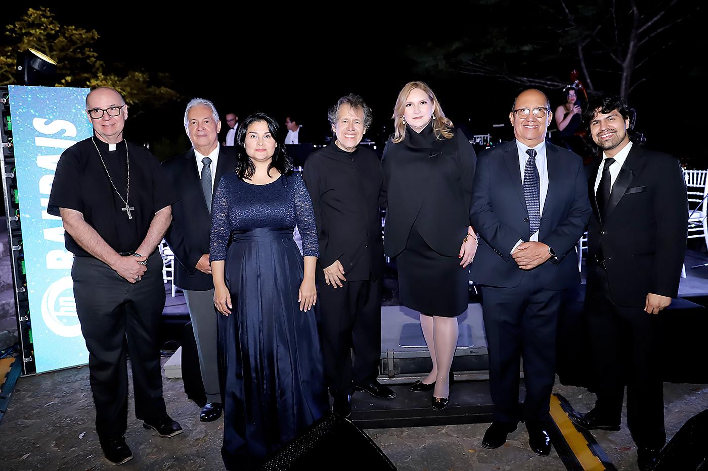 Sinfonía bajo las estrellas: Una velada mágica de música y elegancia