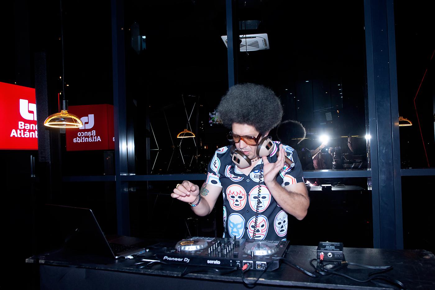 El Dj Leo-Z, deleito a los invitados a la inauguración de Tato’s Wings.