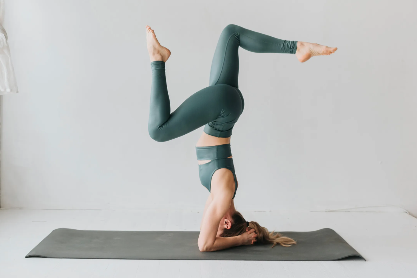 <b>Reaviva tu Espíritu de Vacaciones</b>Conserva el estado de ánimo relajado y positivo que experimentaste durante tus vacaciones en la playa. Dedica tiempo a actividades que te hagan sentir bien, ya sea dar un paseo por la naturaleza, practicar yoga o simplemente disfrutar de una taza de café en tu balcón.