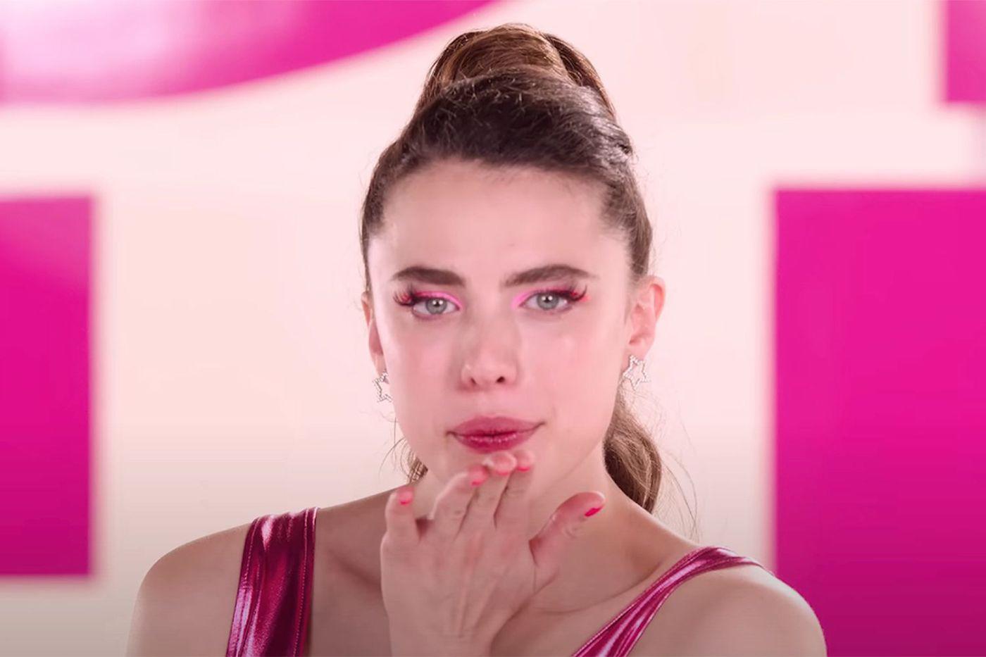  Con “La Sustancia”, la directora francesa Coralie Fargeat ha creado una obra que fusiona elementos de horror corporal, sátira y drama psicológico, ofreciendo una perspectiva única sobre los desafíos que enfrentan las mujeres en la industria del entretenimiento.