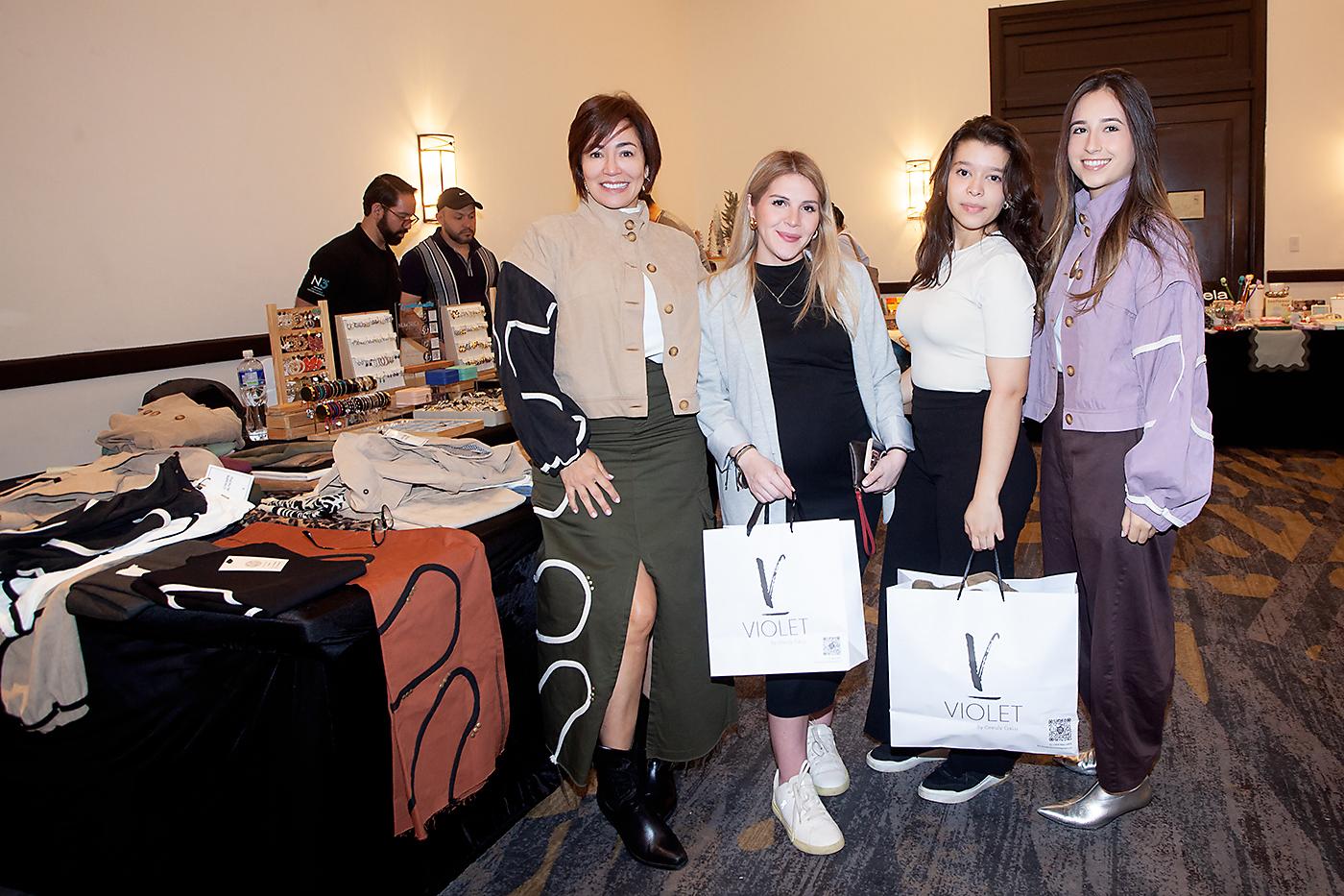 La ciudad de San Pedro Sula vibró con el espíritu navideño gracias a Jingle &amp; Mingle, un exclusivo bazar presentado por Davivienda y Revista Estilo. Este evento reunió a una variedad de emprendedores que exhibieron productos únicos y creativos, perfectos para la temporada más especial del año. El Hotel InterContinental fue el escenario de este encuentro, donde Nissan invitó al público a disfrutar de una experiencia llena de alegría y tradición. Además, el evento contó con el patrocinio de Supermercados Colonial y el apoyo de reconocidas marcas como Flor de Caña e Istmania, quienes sumaron su toque especial a esta celebración.