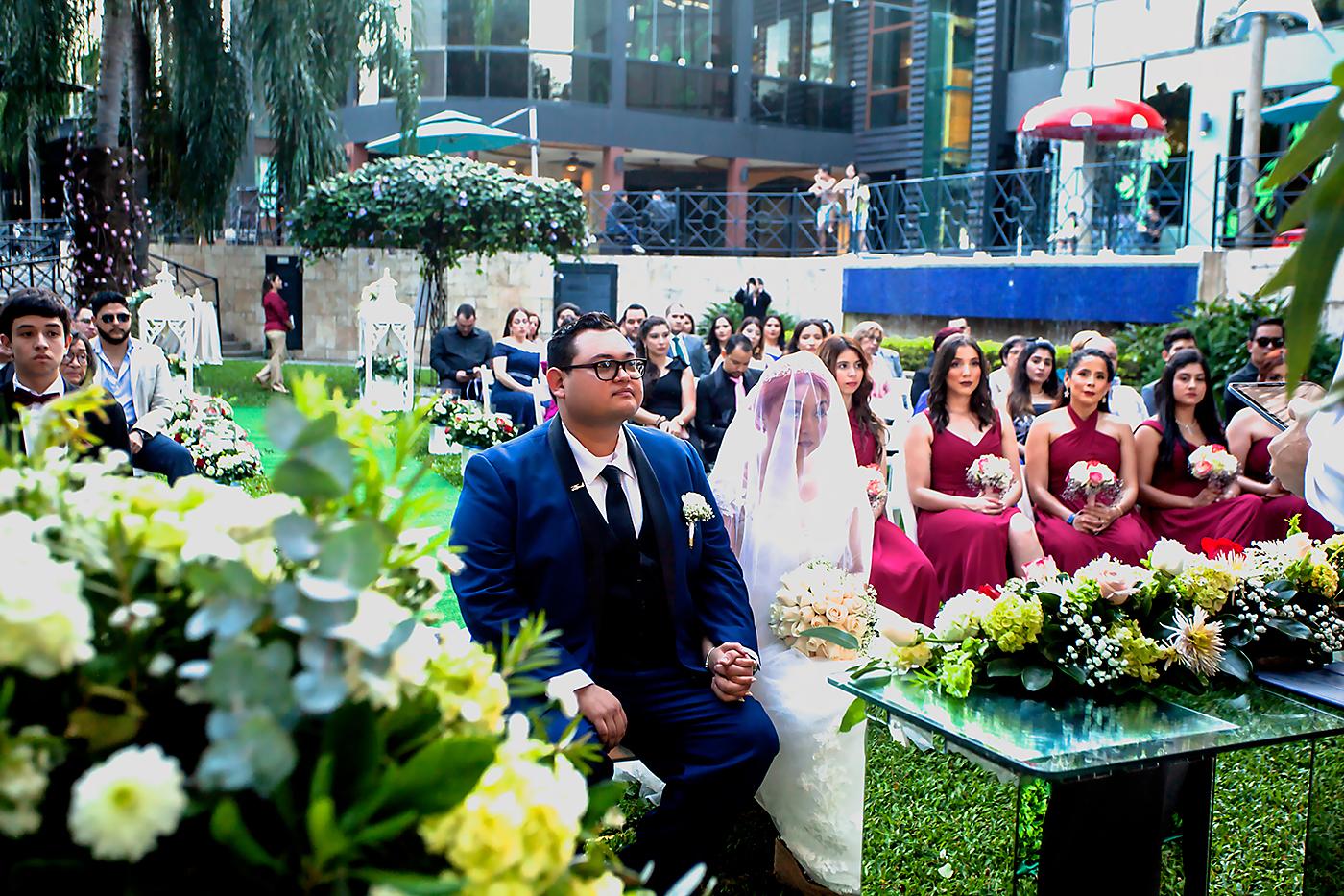 Douglas Flores y Annie Rivera al momento de la ceremonia eclesiástica.